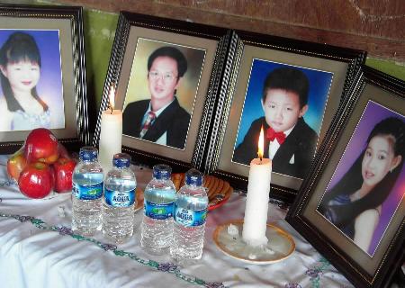 组图:印尼灾区华人清明悼亲人