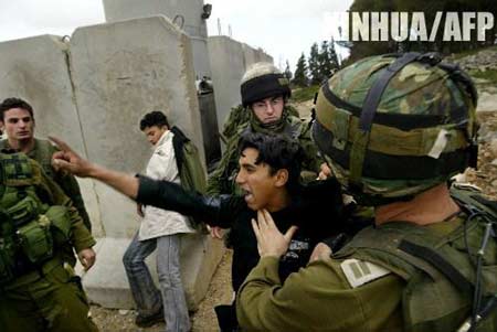组图：以军在纳布卢斯逮捕两名巴勒斯坦少年