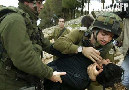 组图：以军在纳布卢斯逮捕两名巴勒斯坦少年