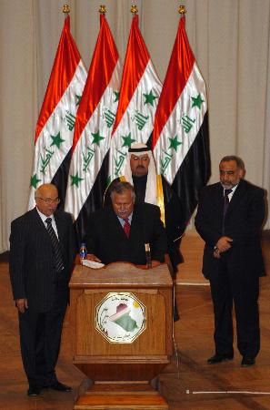 塔拉巴尼宣誓就任伊拉克总统提名贾法里任总理