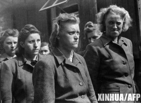 1945年4月,贝尔根―贝尔森纳粹集中营的女性囚徒准备埋葬死难者的尸体