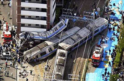 日本火车出轨事故造成37人死亡200多人受伤(组图)