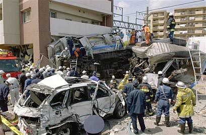 日本火车出轨事故造成37人死亡200多人受伤(组图)