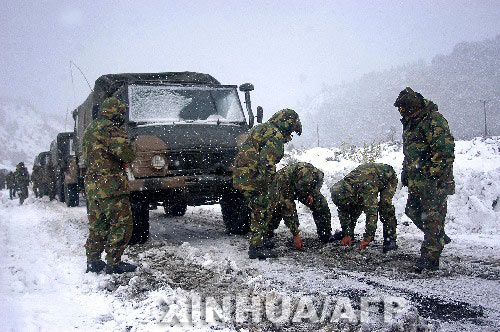 军人在暴风雪中哭泣—智利"5·18国家悲剧"(图)