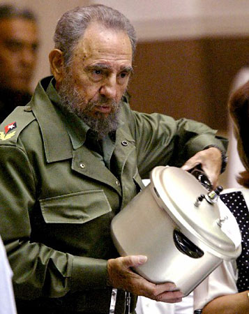 古巴领导人卡斯特罗上电视演示节电厨房设备