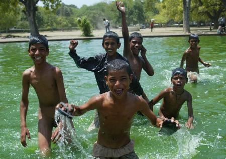 组图印度首都新德里少年嬉水消酷暑