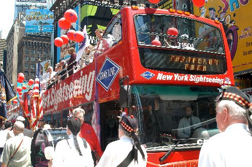 图文:纽约双层观光巴士大受游客欢迎