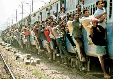 印度火车有“挂”席(图)