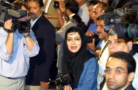 图文:采访伊朗大选的女记者(3)