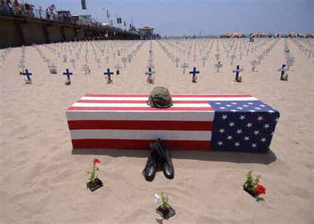 图文:美国国家公墓摆出伊战阵亡将士棺材