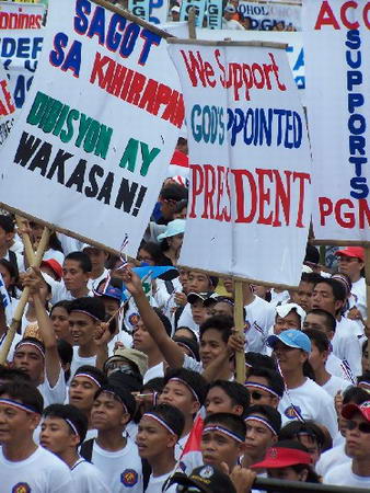 组图：菲律宾首都4万民众集会支持总统阿罗约