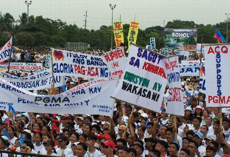组图：菲律宾首都4万民众集会支持总统阿罗约