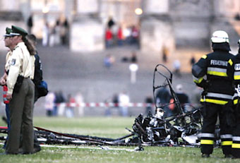 轻型飞机在德国议会大厦外坠毁飞行员死亡(图)