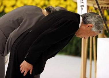 明仁天皇在二战纪念仪式上希望日本永不参战