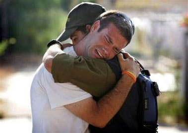 以色列强制执行单边撤离士兵与定居者抱头痛哭