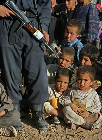 组图:阿富汗村民观看大选电影