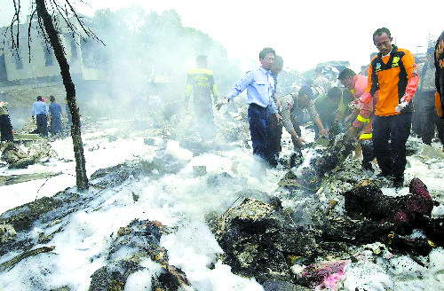 空难 :印尼客机坠入居民区(组图)_新闻中心_新浪网