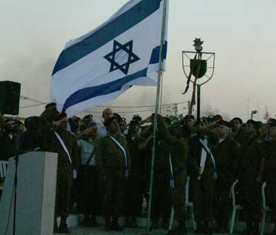 以色列军队在加沙北部的总指挥部举行撤离加沙仪式,降下以色列国旗
