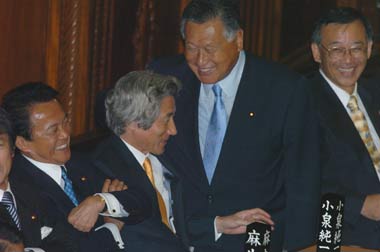 小泉再次当选日本首相 新内阁仍是原班人马(图)