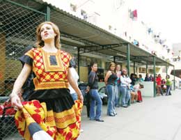 秘鲁监狱举办选美比赛美女做赛前热身(组图)