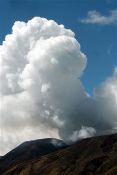 萨尔瓦多火山喷发 两人死亡2000多人撤离(组图