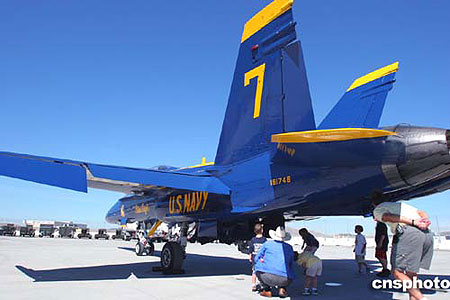 组图:美国海军蓝天使飞行表演队抵达旧金山