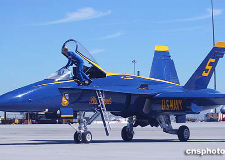 组图:美国海军蓝天使飞行表演队抵达旧金山