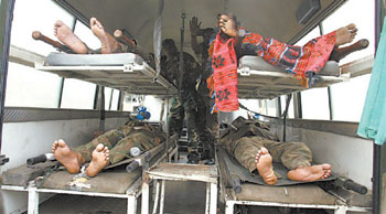 图片说明:在地震中身亡的印度士兵尸体