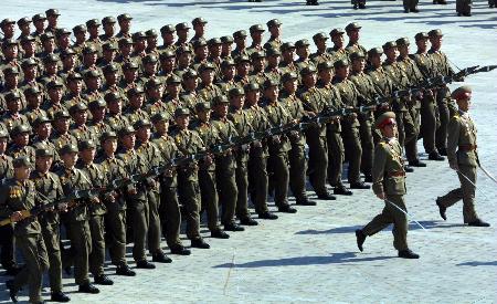 图文：朝鲜举行盛大阅兵式