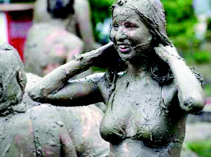 斯洛文尼亚赤裸女子泥地里举行摔跤比赛 (图)