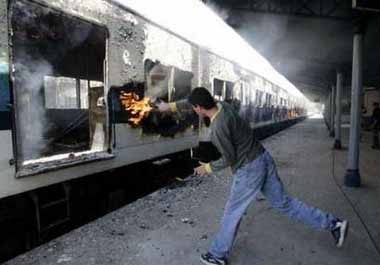 列车晚点乘客纵火闹事 阿根廷车站发生骚乱