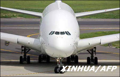 世界最大客机空中客车A380昨飞抵新加坡 (组图