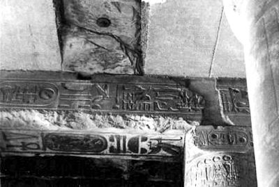 考古学家发现三千年前古埃及人所刻直升机图案