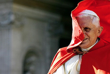 图文:教皇本笃十六世红斗篷被风吹起 遮住面部