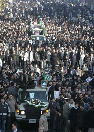 数万名伊朗人在首都德黑兰参加为空难遇难者举行的集体葬礼