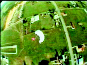 降落伞没打开美国孕妇1200米高空坠地无大碍