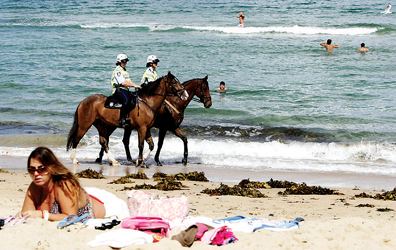 澳大利亚海滩 警察多过游客