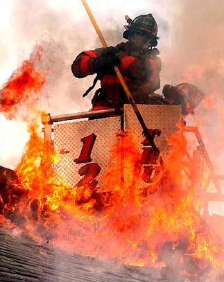 图文：美国消防员正在奋力扑救宿舍大火