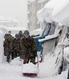 日本暴雪致72人死亡86岁老妇被积雪活埋(图)