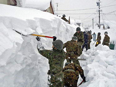 日本暴雪致72人死亡86岁老妇被积雪活埋(图)