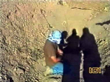 伊拉克武装枪杀意大利人质录像首次曝光(组图)