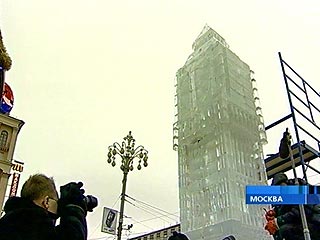 俄英文化交流 莫斯科竖起6米高 冰雕大本钟