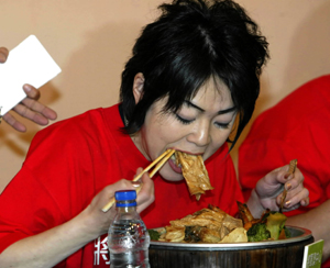 香港食王争霸战总决赛落幕 一日本妞12分钟吃