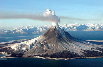 奥古斯丁火山仍在喷发