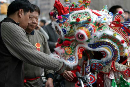 纽约唐人街放鞭炮舞狮迎接中国新年(组图)