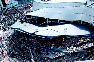 孟加拉服装厂塌楼300人被埋