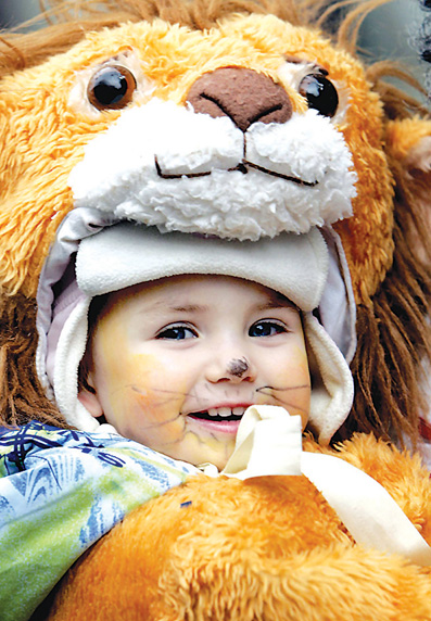 德两岁女孩着狮子服饰参加狂欢节街游
