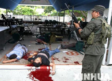 哥伦比亚武装分子乔装警察枪杀8名议员(组图)