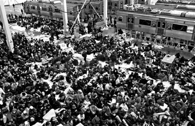 上万工人罢工 韩数百列车停运(图)