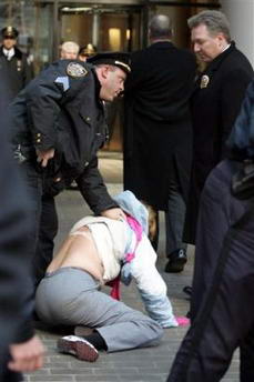 美国反战母亲在联合国总部抗议被捕(图)